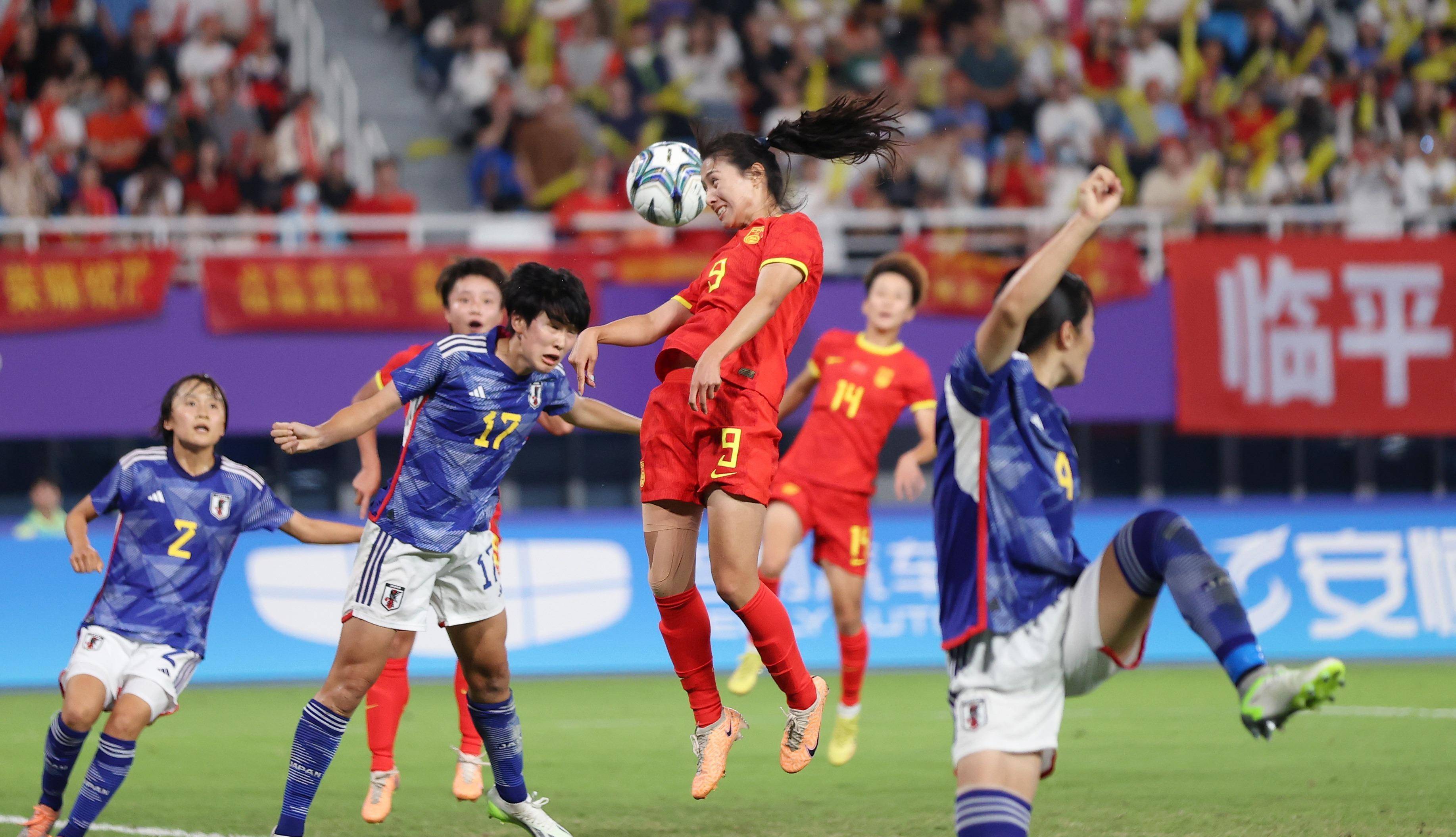 女足选手在国外比赛中勇夺冠军